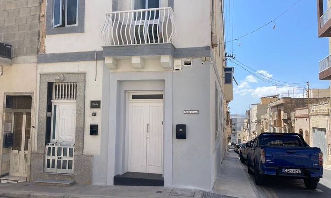 Paola Apartment | Charming 1-bedroom + Sofa Bed Maisonette with Private Entrance, AC, in Paola.
