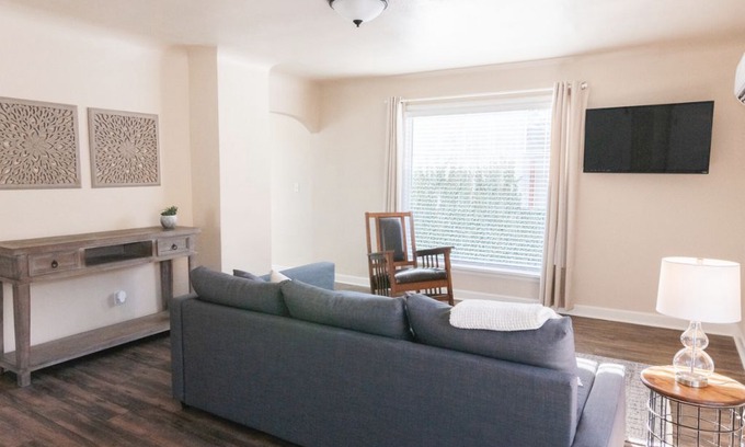 Pullman Apartment | Charming 1 Bedroom Unit in a Triplex in Downtown Pullman