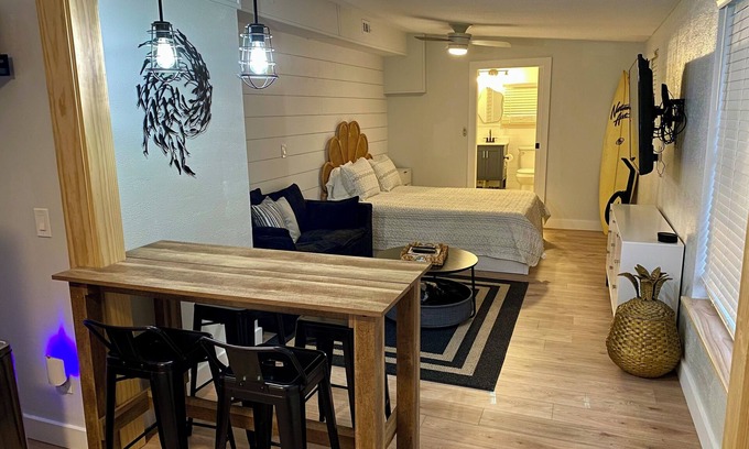 Ocean Breeze Park Apartment | Charming 1 bedroom in Jensen Beach FL, drive to beach, walk to town WiFi, AC, TV