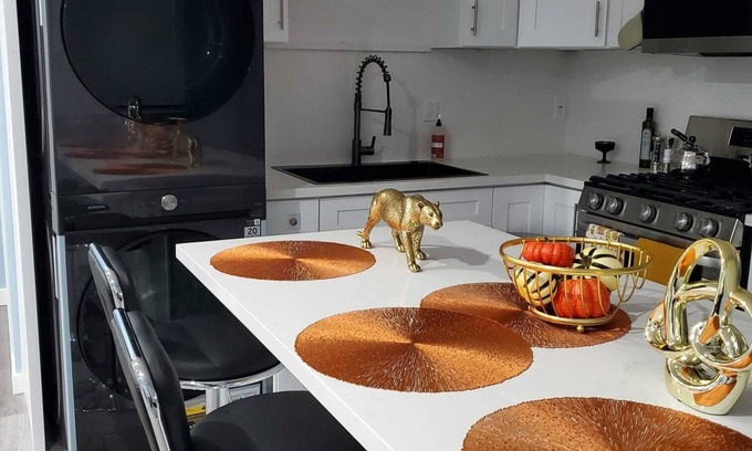 Chatsworth House | Charming 1-bedroom house in marvelous Los Angeles with WiFi, AC