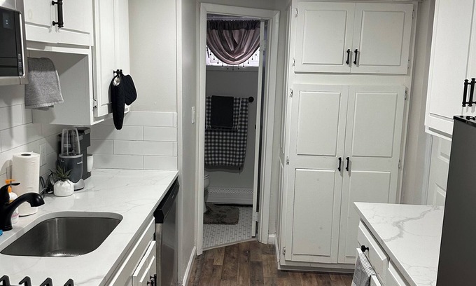 North Side Apartment | Charming 1-bedroom apartment in Mount Vernon with WiFi, AC