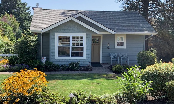 Hillendale Cottage | Charming 1-bedroom cottage in Oregon City
