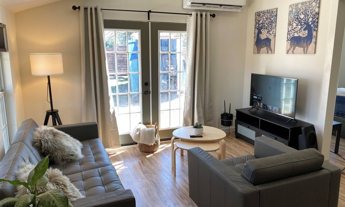 North San Antonio - SAT Cottage | Charming 1-bedroom cottage with WiFi, AC in amazing San Antonio