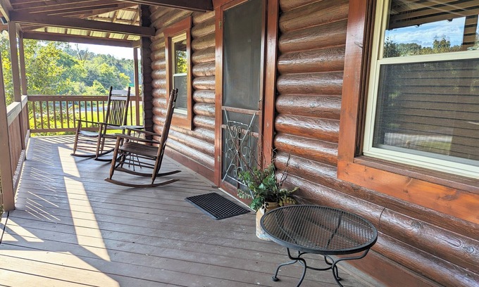 Shelbyville Cabin | Charming 1 Bedroom, 2 Bed Loft Cabin in Lovely Shelbyville, TN.