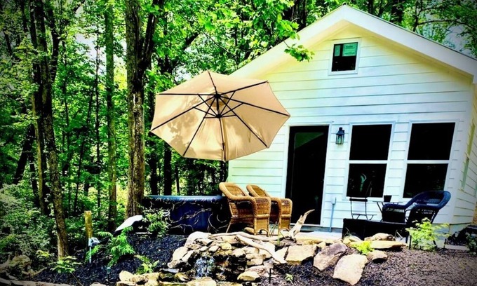 Jasper Cottage | Charming 1-bedroom cottage on pond with hot tub in delightful Talking Rock.