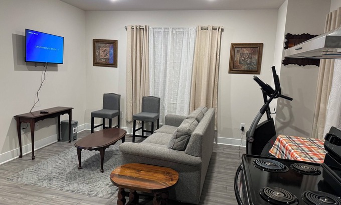 Waldorf House | Charming 1-bedroom house in White Plains with AC, fitness room, WiFi