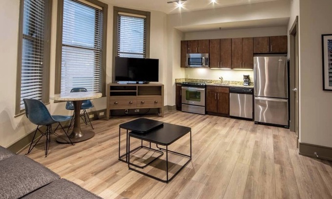 Central Business District Resort | Charming 1-BR resort w/pool & fitness room, Supebowl week downtown New Orleans