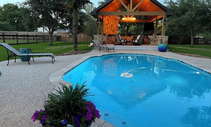 Friendswood Cottage | CHARMING 1-BR Texas Ranch Cottage near Downtown Houston with AMAZING POOL &PATIO