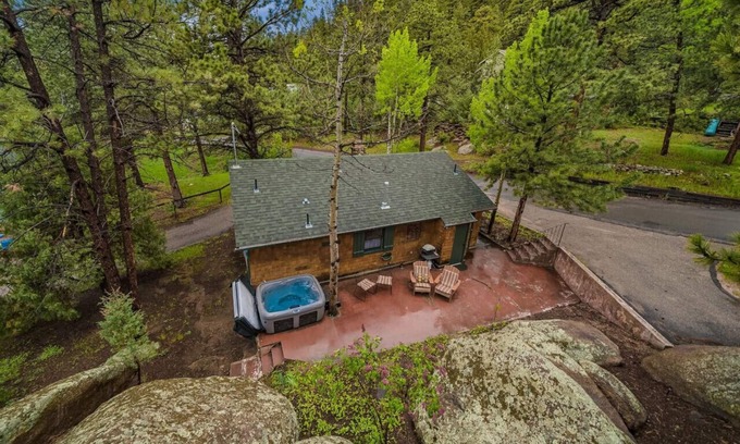 Estes Park Cabin | Charming 100 year old cabin w/hot tub & fireplace