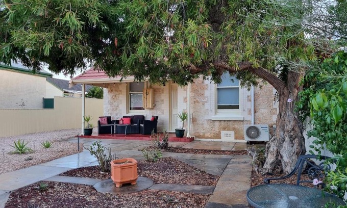 Moonta House | Charming 100 yr old cottage in the heart of Moonta