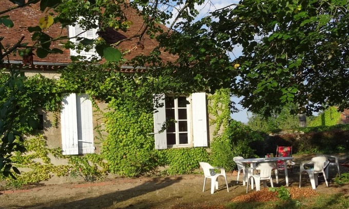 Deux-Chaises Cottage | Charming 17th-Century Gite with Modern Amenities in Tranquil Countryside