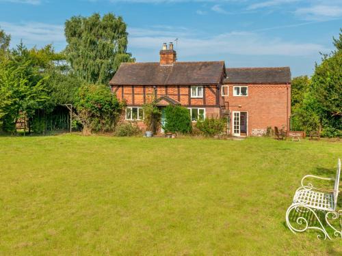 Sugnall House | Charming 17th Cent Secluded Country CottageGarden Pass the Keys