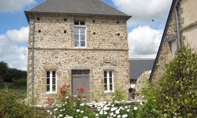 La Vendelee Cottage | Charming 17th-Century Home: Private Courtyard, Game Room, and Pet-Friendly
