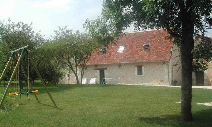 Betz-le-Chateau Cottage | Charming 18th Century Gîte with Garden, Near Castles & Vineyards, Pet Friendly