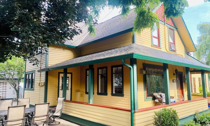 Canoe House | Charming 1913 Heritage House By The Lake