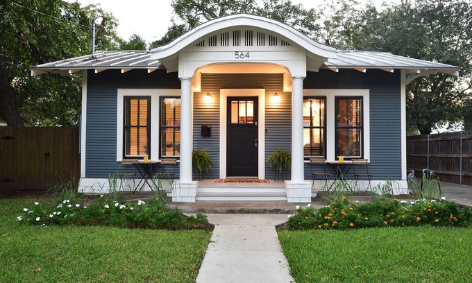New Braunfels House | Charming 1925 Home Walk to Downtown Modern Comforts Sleeps 6