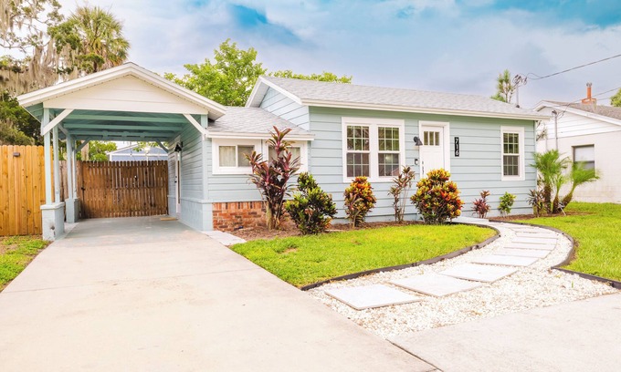Tavares House | Charming 1950's Bungalow with hot tub walking distance to lake Dora!