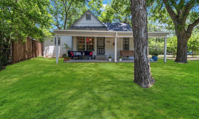 Little Elm Cottage | Charming 1950's Cottage Steps from the Lake