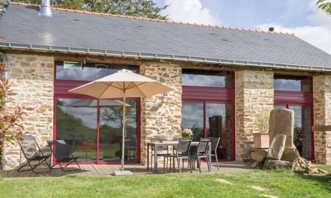 Nort-sur-Erdre Cottage | Charming 19th-Century Barn with Modern Comforts Near Canal, 20km from Nantes