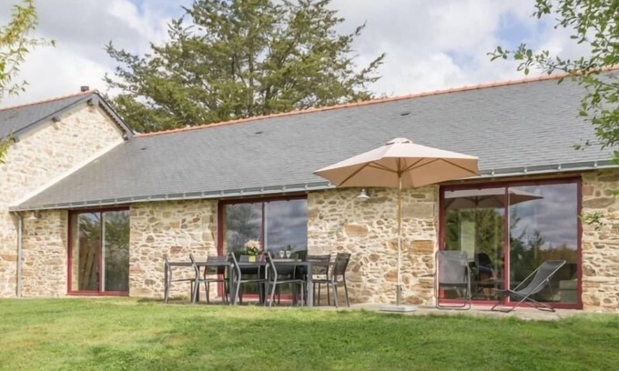Nort-sur-Erdre Cottage | Charming 19th-Century Barn near Nantes – Sleeps 14, Private Terrace, Large Garden, Free WiFi