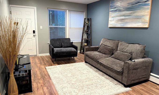Rogers Park Apartment | Charming 1BDR - Great Location