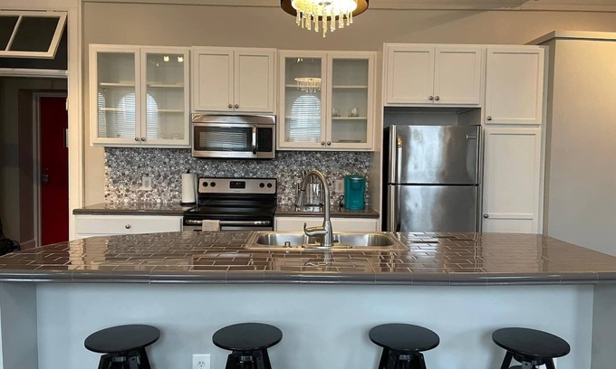 Albany Apartment | Charming 1BR Albany retreat w/parking & full kitchen, near MVP Arena, Washington Park & dining