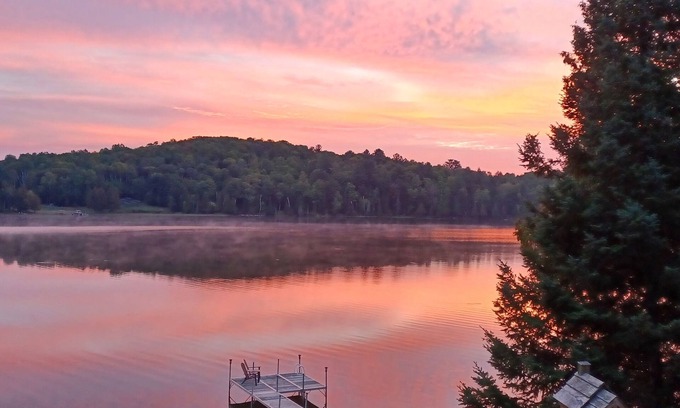 Carlow/Mayo Cottage | Charming 2+1-bedroom cottage on Fraser lake with AC & WiFi