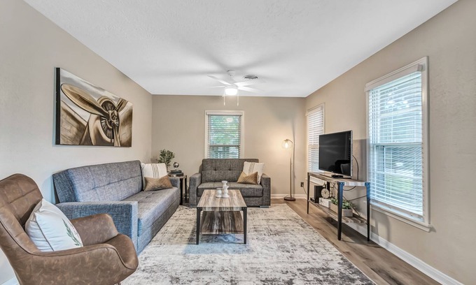 College Station House | Charming 2/1 Cottage-Style House Near Texas A&M, Recently Updated