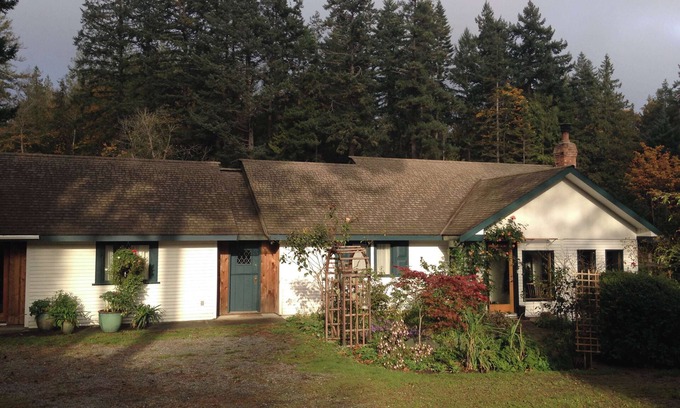 Ganges House | Charming 2 bedroom cottage for rent July & August near Ganges. 3 night minimum.
