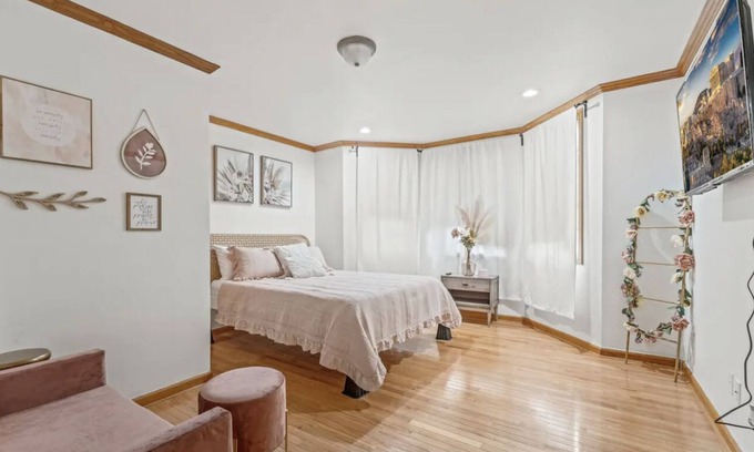Center City East Apartment | Charming 2 BD 2 BATH Apartment in Chinatown