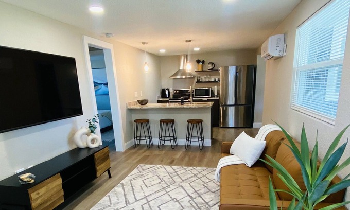 Northwest Orlando House | Charming 2 bd duplex near the heart of Orlando