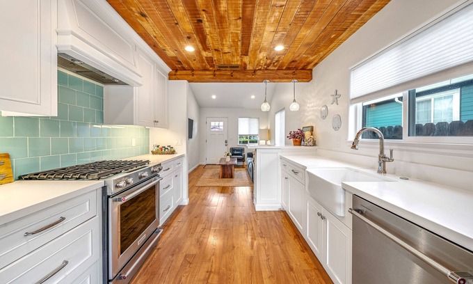 Seaside Cottage | Charming 2 BDR Seaside Cottage Perfect for Couples – Only 5 Minutes to the Beach