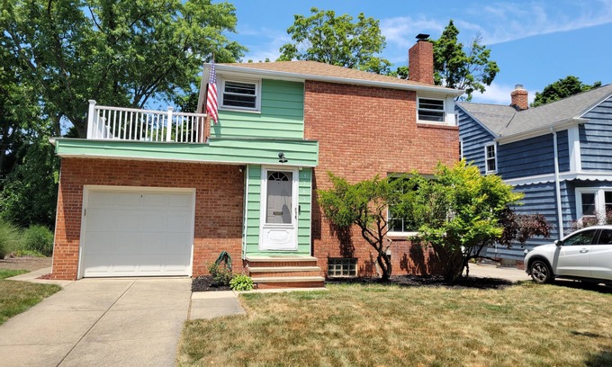 Cleveland House | Charming 2-bedroom house with WiFi, AC/heating in Cleveland Heights.Whole house.