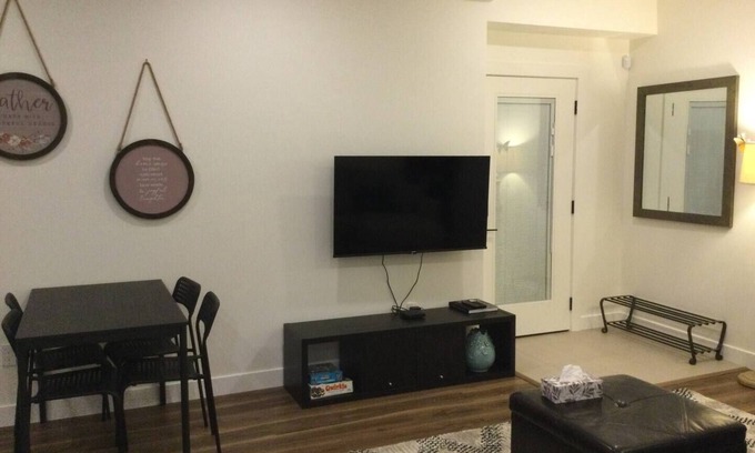 Lynn Valley House | Charming 2 bedroom Lynn Valley Suit/5 mins walk to village and transit