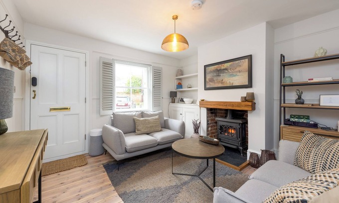 Canterbury Cottage | Charming 2 Bed Cottage - within the city walls- FREE parking - garden