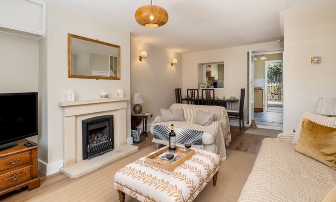 Adderbury House | Charming 2 Bed Cottage in the Heart of Adderbury | Pass the Keys