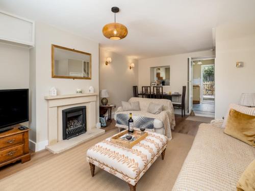 Adderbury House | Charming 2 Bed Cottage in the Heart of Adderbury Pass the Keys