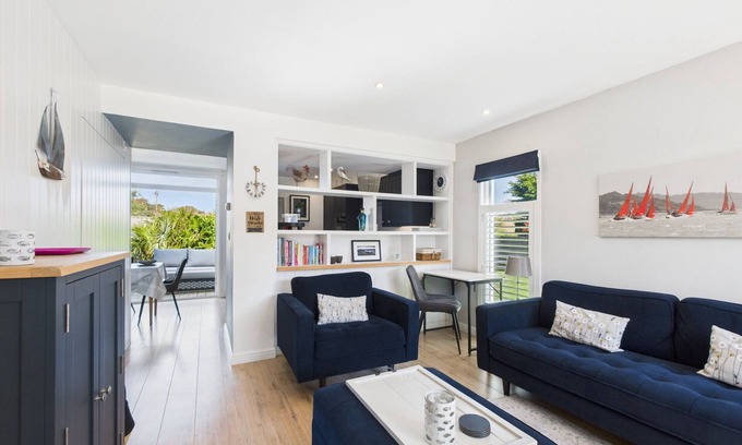 Yarmouth Ski Chalet | Charming 2-Bed Family Cottage Your West Bay Retreat
