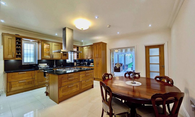 Golders Green House | Charming 2-Bed London Home Near Transit