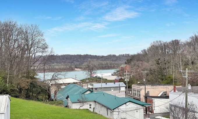 Brandenburg House | Charming 2-bed house in Historic Downtown Brandenburg Overlooking the Ohio River