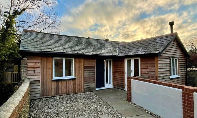 Maiden Newton Cabin | Charming 2-Bed Lodge in Dorchester