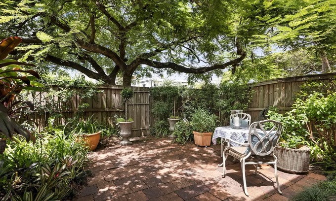 Ascot Apartment | Charming 2-Bed Terrace in Prestigious Ascot