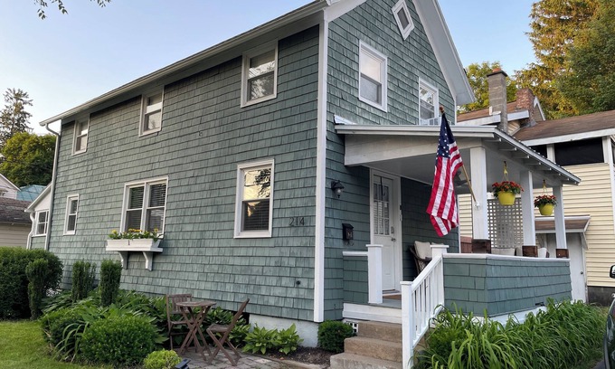 Saratoga Springs House | Charming 2-bedroom house just steps to racetrack