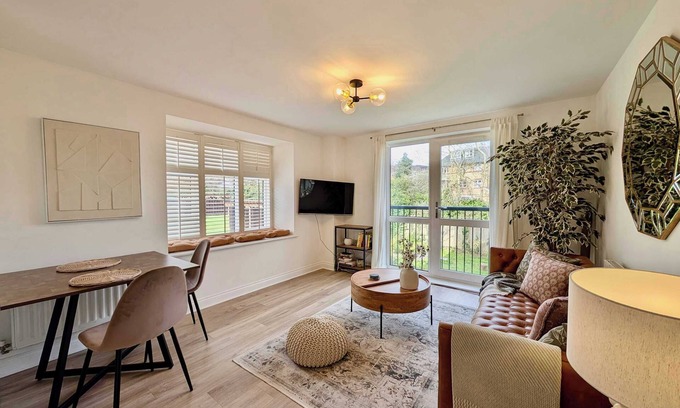 South Norwood Apartment | Charming 2-Bedroom Flat in Greater London