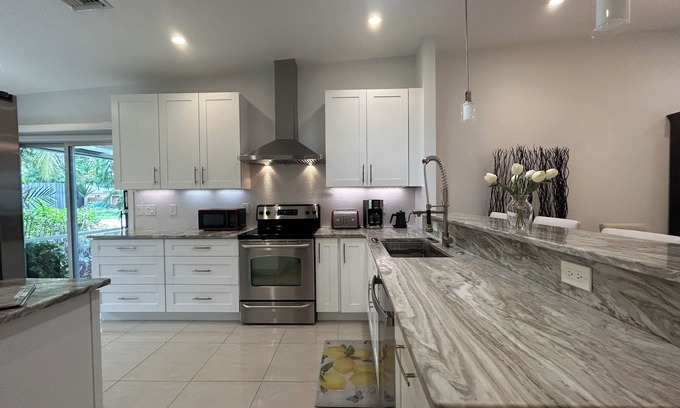 Deerfield Beach House | Charming 2-bedroom house with gorgeous patio garden
