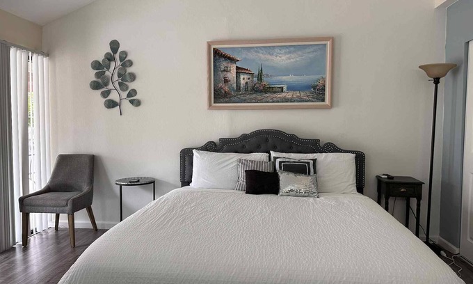 Santa Ana House | Charming 2 bedroom separate entrance in a house! Fountain Valley, 15 min Disney