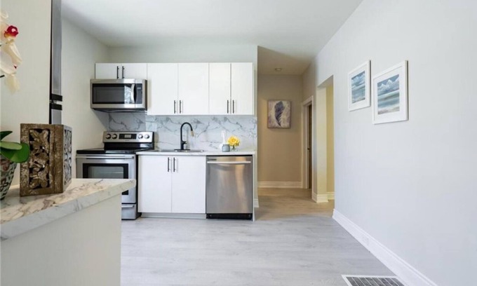 St. Catharines House | Charming 2-bedroom house with AC, WiFi in fabulous St. Catharines