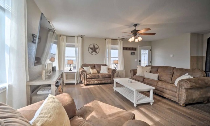 Fredericksburg Other | Charming 2-bedroom farmhouse in fantastic Fredericksburg with mountaintop views!