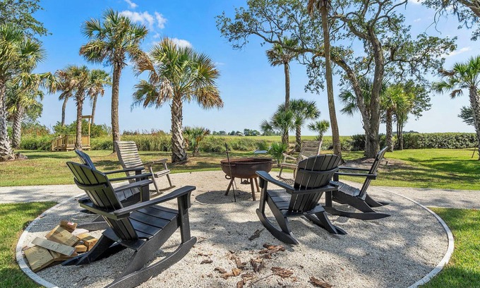 Bethera House | Charming 2-bedroom house in fabulous McClellanville with AC