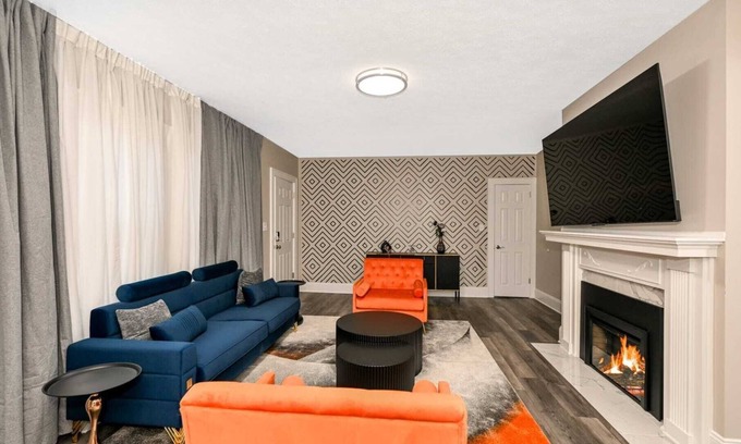 Shaker Heights House | Charming 2-Bedrooms Shaker Heights -Just a 2-Minute Walk to Onaway Rapid Station